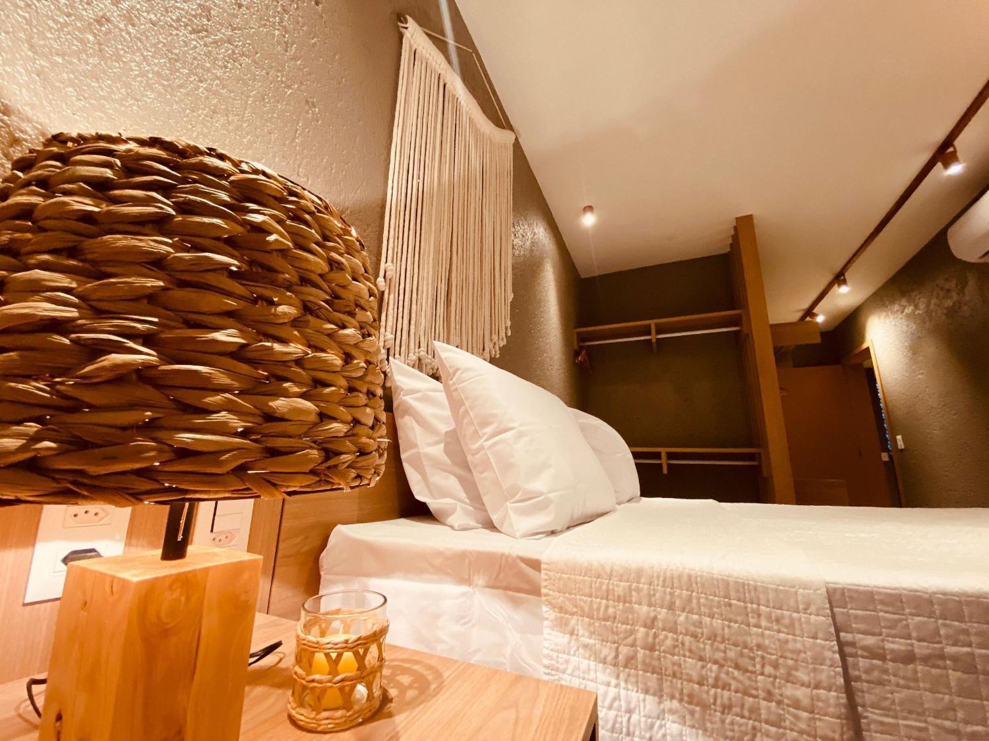 Qavi - Pysa Villas De Luxo Por Quarto A Vista เซามิเกลโดสมีลาเกรส ภายนอก รูปภาพ